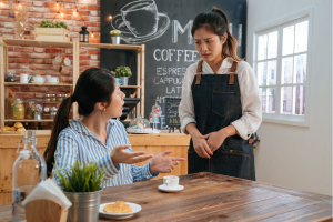 pelanggan perempuan komplain untuk makanannya ke pelayan