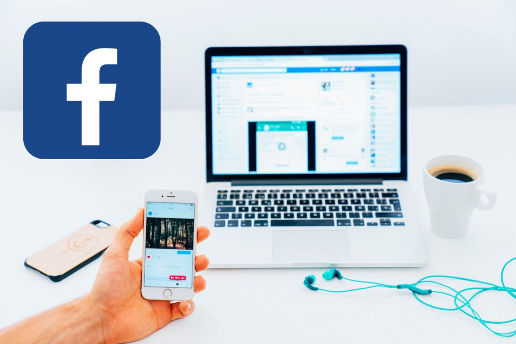 laptop dan handphone sedang membuka homepage instagram dan facebook bisnis