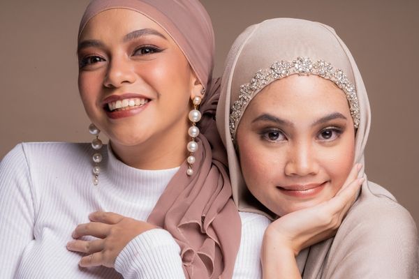 Model wanita muslim menggunakan hijab.