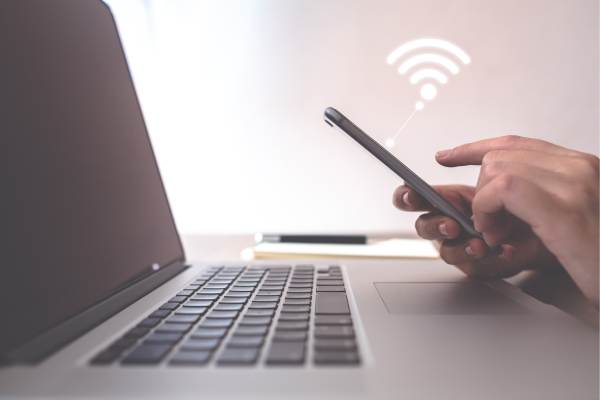 laptop, handphone dan koneksi internet