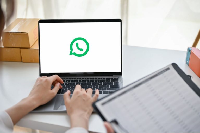 Laptop dan logo WhatsApp