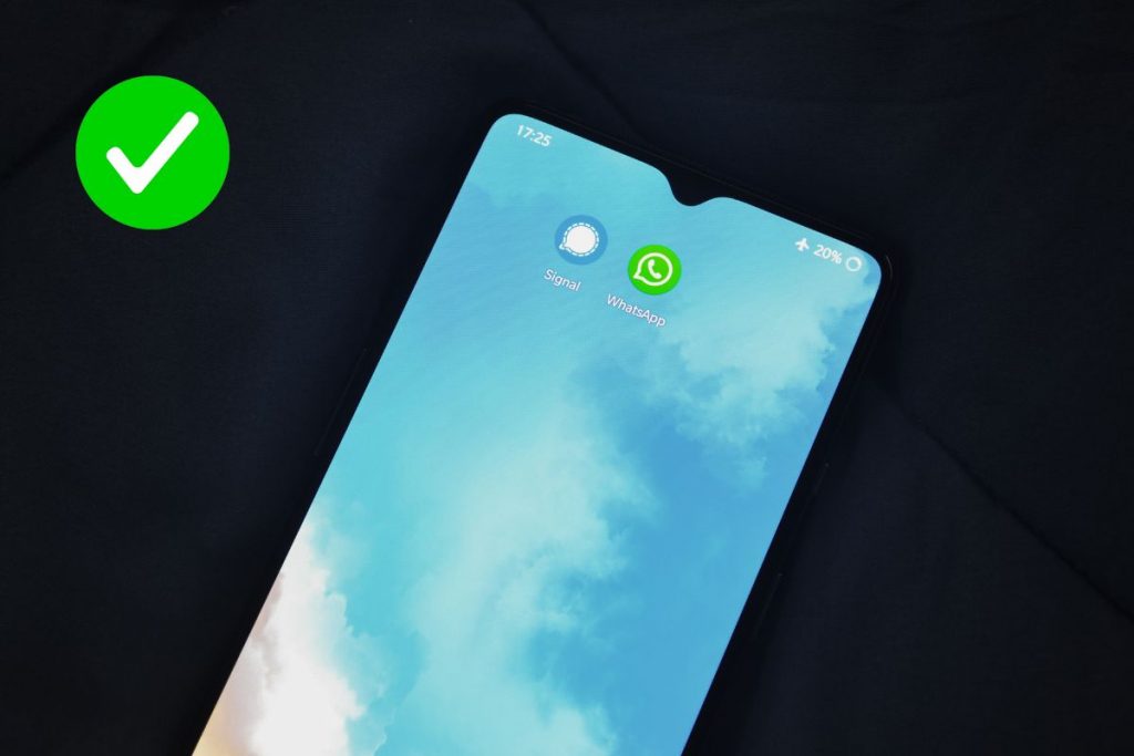 handphone dan logo centang hijau