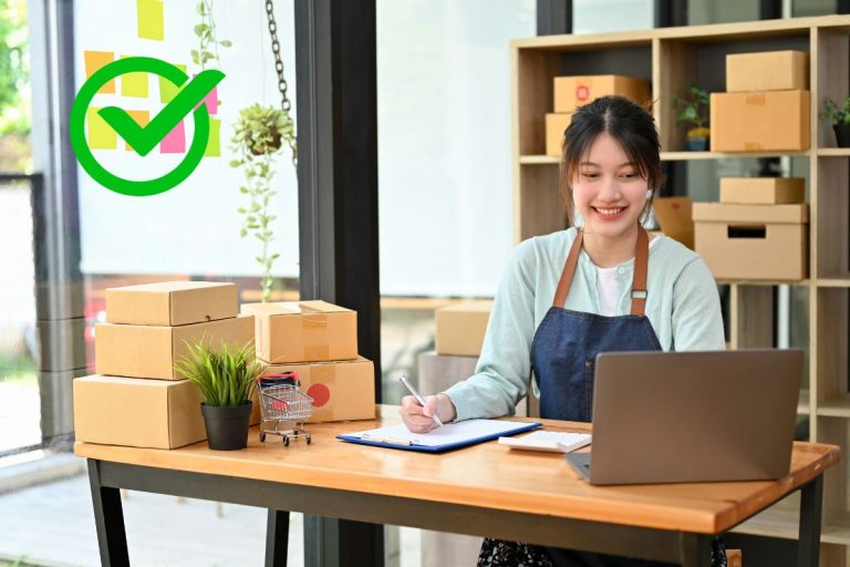 seller wanita di depan laptop dengan tanda verified