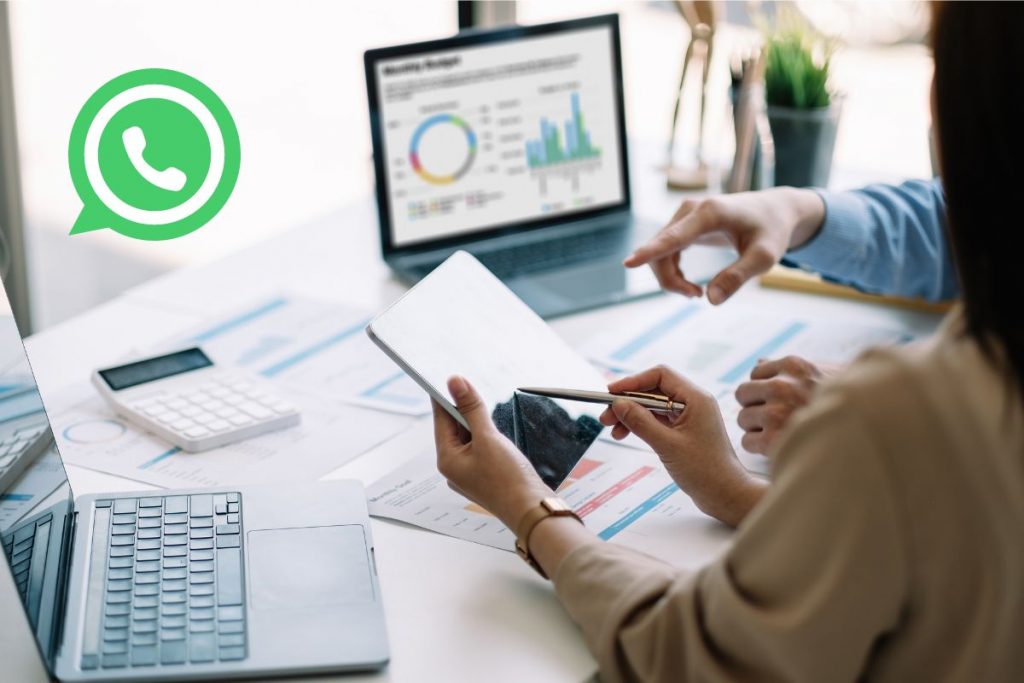 logo WhatsApp, laptop, dan kertas